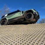 Schwierigen Untergrund mit steilem Gefälle meistert der Defender unaufgeregt souverän. Foto: Denise Diekow