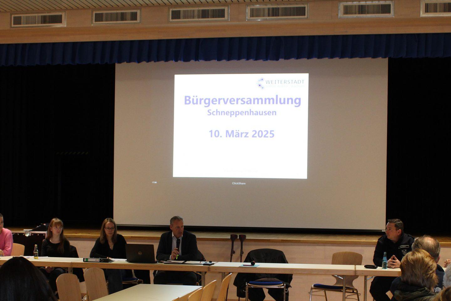 Bericht des Bürgermeisters – v.l.n.r. Sabine Schmialek, Sophie Schöneberger, Nadia Mazouz (alle Stadtverwaltung), Bürgermeister Ralf Möller, Stadtverordnetenvorsteher Manfred Dittrich, Stadtbrandinspektor Christopher Michna. Foto: Pressestelle Weiterstadt