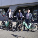 E-Bike_Pilot - Mit dem Leihfahrrad von Bolt zwischen Weiterstadt und Darmstadt fahren: Weiterstadts Bürgermeister Ralf Möller (r.), erster Kreisbeigeordneter des Landkreises Darmstadt-Dieburg Lutz Köhler und HEAG mobilo-Geschäftsführer Arne Rath (l.) zum Start des Pilotprojekts. Foto: Pressestelle Weiterstadt