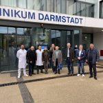 Zweiter von links: Medizinischer Geschäftsführer Dr. Jörg Noetzel, dritter von links Jochen Partsch, Vorsitzender von PDUM Partnerschaft Deutschland-Ukraine/Moldova e. V.. Foto: Klinikum Darmstadt