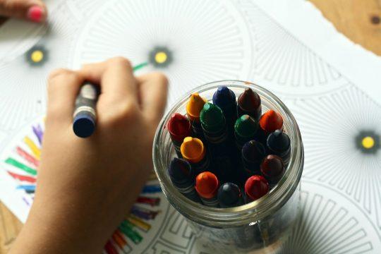 Kinder spielen malen