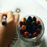 Kinder spielen malen