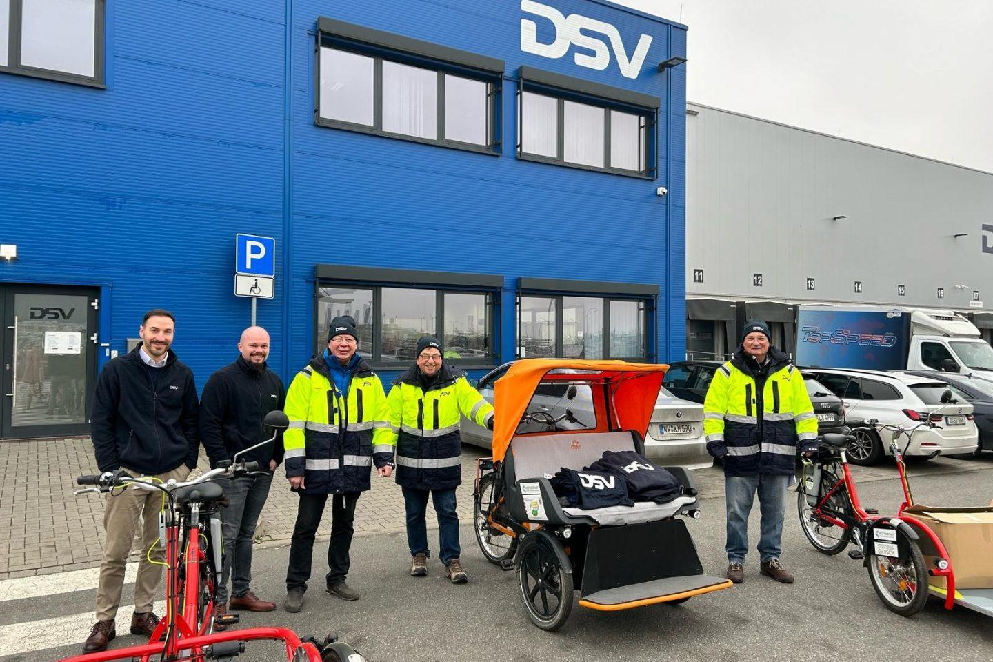 Von links nach rechts: Marc Lehrmann, Sören Schreck (beide DSV), Karl-Heinz Ziebart, Alfred Schröder, Rolf Lohmar (alle Projektgruppe Rikschatouren der Weiterstädter Ehrenamtsagentur). Foto: Pressestelle Weiterstadt