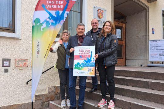 Bürgermeister Geza Krebs-Wetzl (2. v. l.) mit dem stellvertretenden Leiter des Fachbereichs Amt für Soziales, Claudius Seibert, und den Projektverantwortlichen Corina Landau (1. v. l.) und Ulla Landau (1. v. r.). Foto: Stadt Griesheim