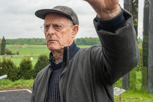 Der britische Bildhauer Tony Cragg zählt zu den bedeutendsten Vertretern der zeitgenössischen Skulptur. Seit den 1970er-Jahren erforscht er in seinem Werk das Zusammenspiel von Form, Material und Raum – oft mit einer fast organisch anmutenden Ästhetik.