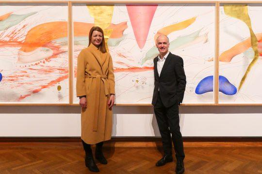 Jorinde Voigt und Martin Faass vor dem Kunstwerk im HLMD Foto: A. Ebert, HLMD Jorinde Voigt / VG Bild-Kunst, Bonn 2025