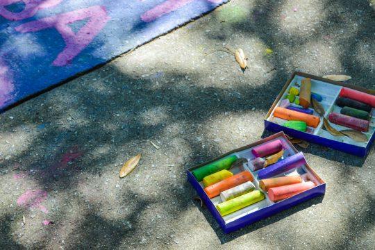 Kinder spielen kreide straße