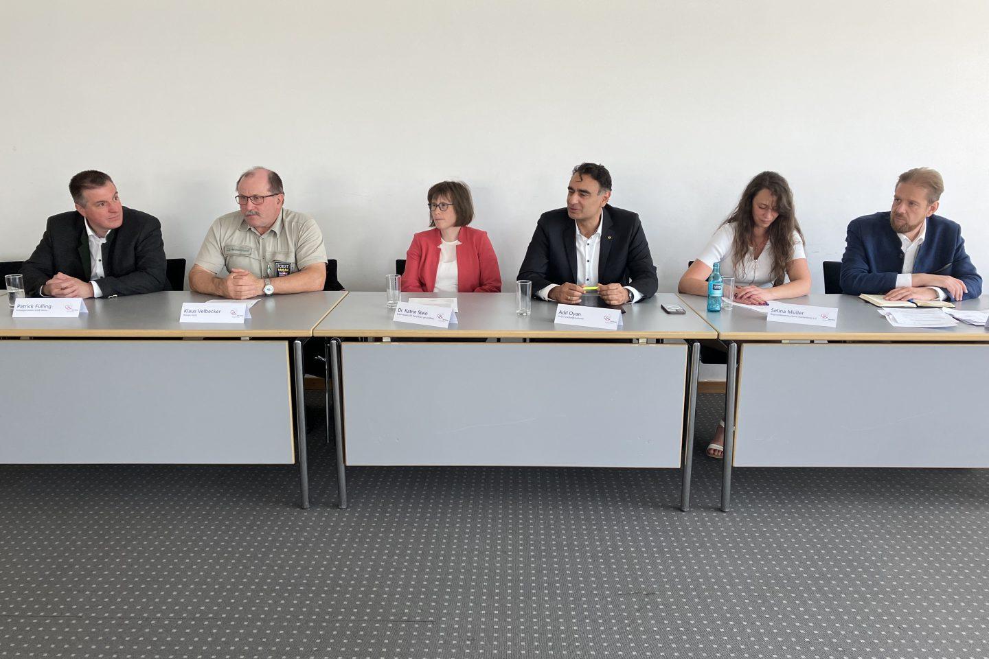 Seit einem Jahr im Krisenmodus: Der Kreis Groß-Gerau bilanzierte die Folgen der Afrikanischen Schweinepest bei einer Pressekonferenz. Das Bild zeigt von links: Patrick Fülling (Vorsitzender Kreisjägervereinigung), Klaus Velbecker (Hessen Forst), Dr. Katrin Stein (Veterinärmedizinerin Kreis Groß-Gerau), Adil Oyan (Erster Kreisbeigeordneter), Selina Müller (Geschäftsführerin Regionalbauernverband Starkenburg) und Markus Stifter (Landesjagdverband Hessen). Bild: Kreisverwaltung