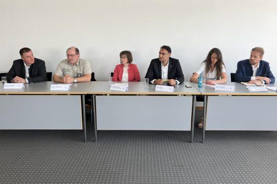 Seit einem Jahr im Krisenmodus: Der Kreis Groß-Gerau bilanzierte die Folgen der Afrikanischen Schweinepest bei einer Pressekonferenz. Das Bild zeigt von links: Patrick Fülling (Vorsitzender Kreisjägervereinigung), Klaus Velbecker (Hessen Forst), Dr. Katrin Stein (Veterinärmedizinerin Kreis Groß-Gerau), Adil Oyan (Erster Kreisbeigeordneter), Selina Müller (Geschäftsführerin Regionalbauernverband Starkenburg) und Markus Stifter (Landesjagdverband Hessen). Bild: Kreisverwaltung