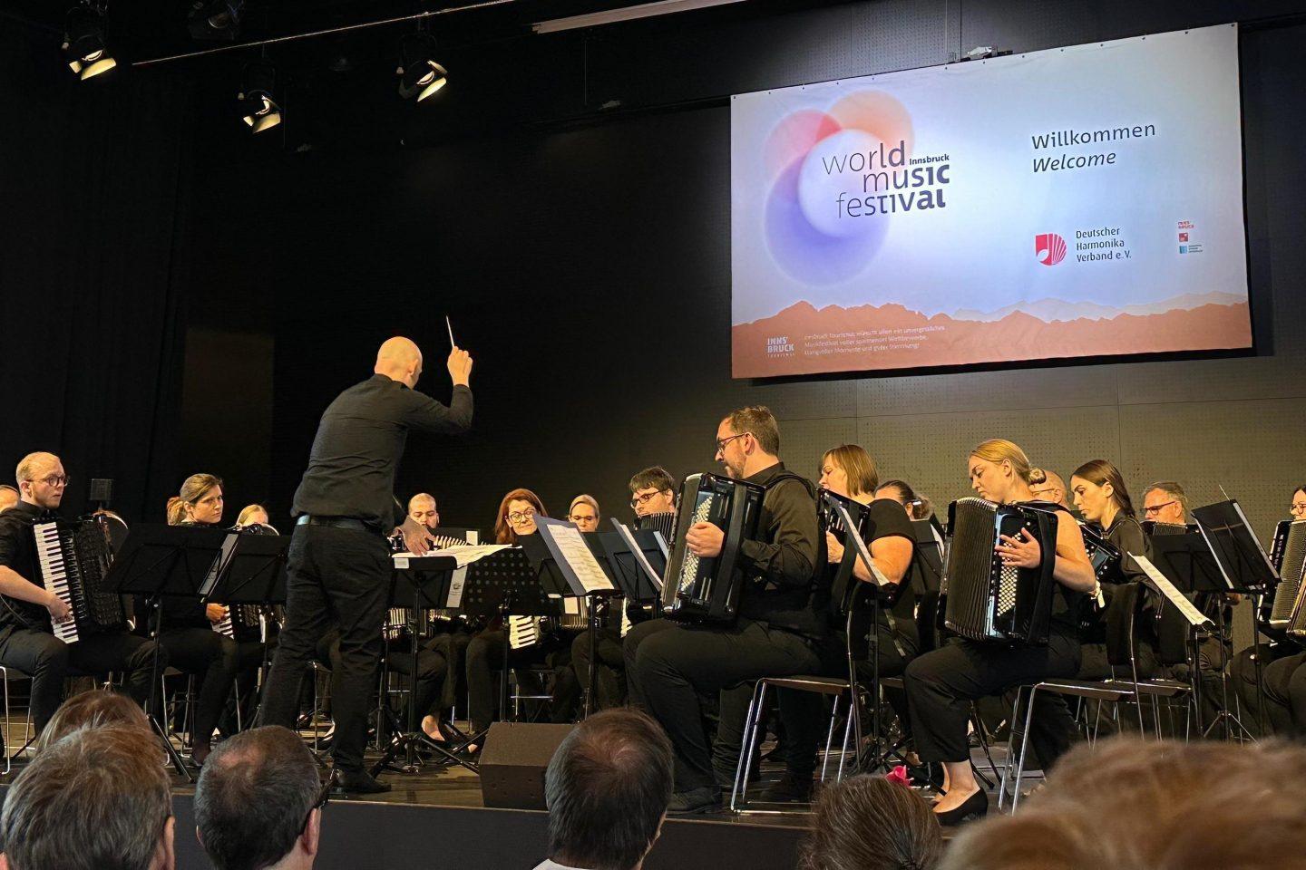 Hervorragender Auftritt des 1. Orchesters der Akkordia ’73 Crumstadt e.V. unter der musikalischen Leitung des Dirigenten Marc Fischer beim 14. World Music Festival in Innsbruck. Hervorragender Auftritt des 1. Orchesters der Akkordia ’73 Crumstadt e.V. unter der musikalischen Leitung des Dirigenten Marc Fischer beim 14. World Music Festival in Innsbruck. Foto: Kim Oliver Hofmann, 2025
