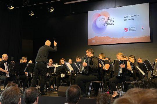 Hervorragender Auftritt des 1. Orchesters der Akkordia ’73 Crumstadt e.V. unter der musikalischen Leitung des Dirigenten Marc Fischer beim 14. World Music Festival in Innsbruck. Hervorragender Auftritt des 1. Orchesters der Akkordia ’73 Crumstadt e.V. unter der musikalischen Leitung des Dirigenten Marc Fischer beim 14. World Music Festival in Innsbruck. Foto: Kim Oliver Hofmann, 2025