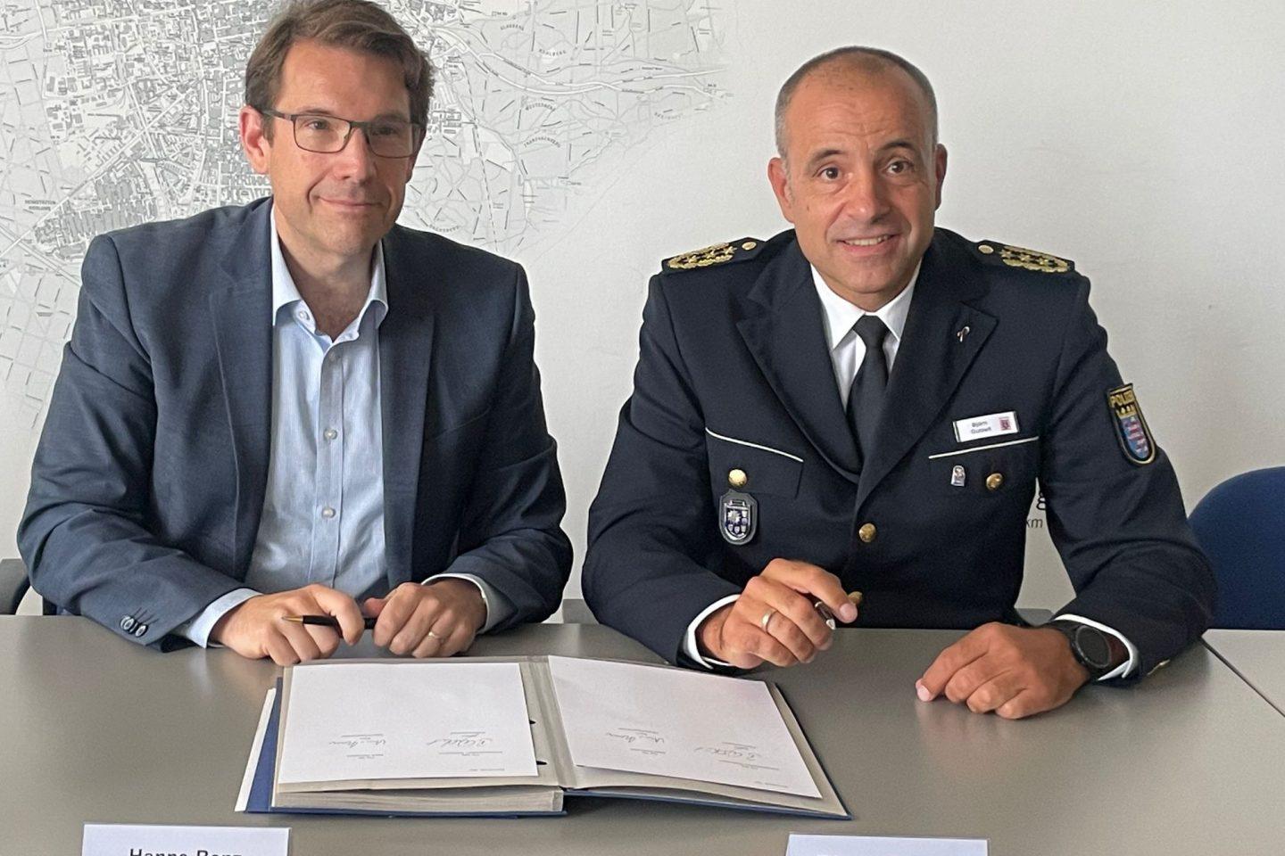 Oberbürgermeister Hanno Benz und Polizeipräsident Björn Gutzeit. Foto: Wissenschaftsstadt Darmstadt