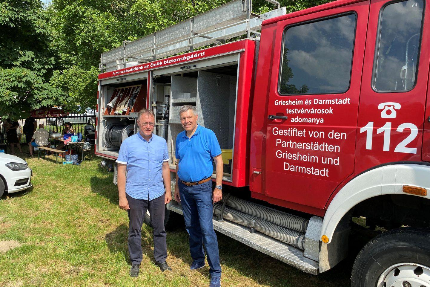 Beitragsbild: Löschfahrzeug Gyönk Robert Teli Bürgermeister Geza Krebs-Wetzl. Foto: Stadt Griesheim