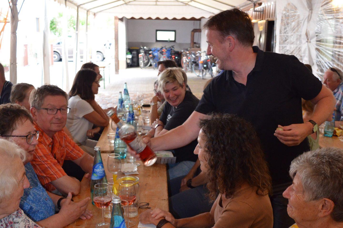 Andreas Wagner kredenzt bei einer früheren Veranstaltung im Heimatmuseum Leeheim Wein aus dem familieneigenen Weingut. Foto: Stadt Riedstadt