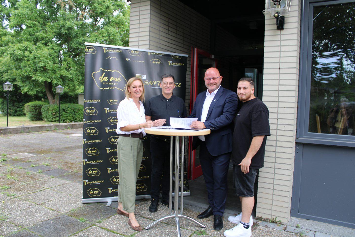 Inna Wedel vom Immobilien- und Vertragsmanagement, Elia Vincenzo Santacroce, Bürgermeister Marcus Kretschmann und Giovanni Santacroce (v.li.) vor dem Bürgerhaus. Foto: Stadt Riedstadt