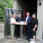 Inna Wedel vom Immobilien- und Vertragsmanagement, Elia Vincenzo Santacroce, Bürgermeister Marcus Kretschmann und Giovanni Santacroce (v.li.) vor dem Bürgerhaus. Foto: Stadt Riedstadt