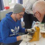 Gemeinschaftlich gewerkelt wird beim Reparaturcafé im alten Rathaus Crumstadt. Foto: Reparaturcafé