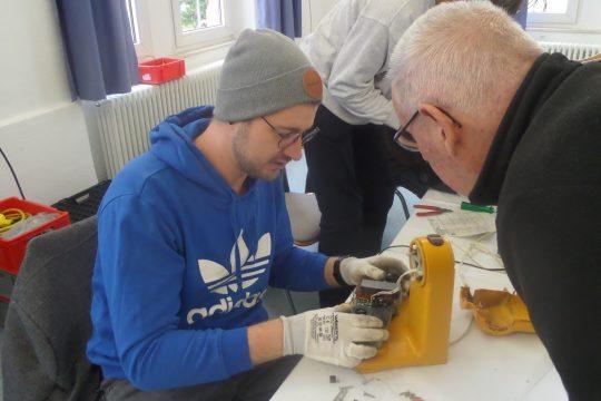 Gemeinschaftlich gewerkelt wird beim Reparaturcafé im alten Rathaus Crumstadt. Foto: Reparaturcafé