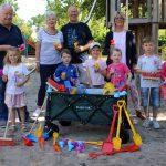 Günter Kleinwächter, Ute Nold-Stenzel, Uwe Stenzel und Kitaleiterin Yvonne Dickler (v.li.) mit den begeisterten Kitakindern und ihren neuen Sachen für Draußen. Foto: Stadt Riedstadt