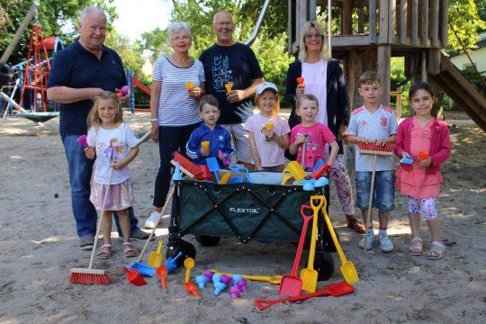 Günter Kleinwächter, Ute Nold-Stenzel, Uwe Stenzel und Kitaleiterin Yvonne Dickler (v.li.) mit den begeisterten Kitakindern und ihren neuen Sachen für Draußen. Foto: Stadt Riedstadt