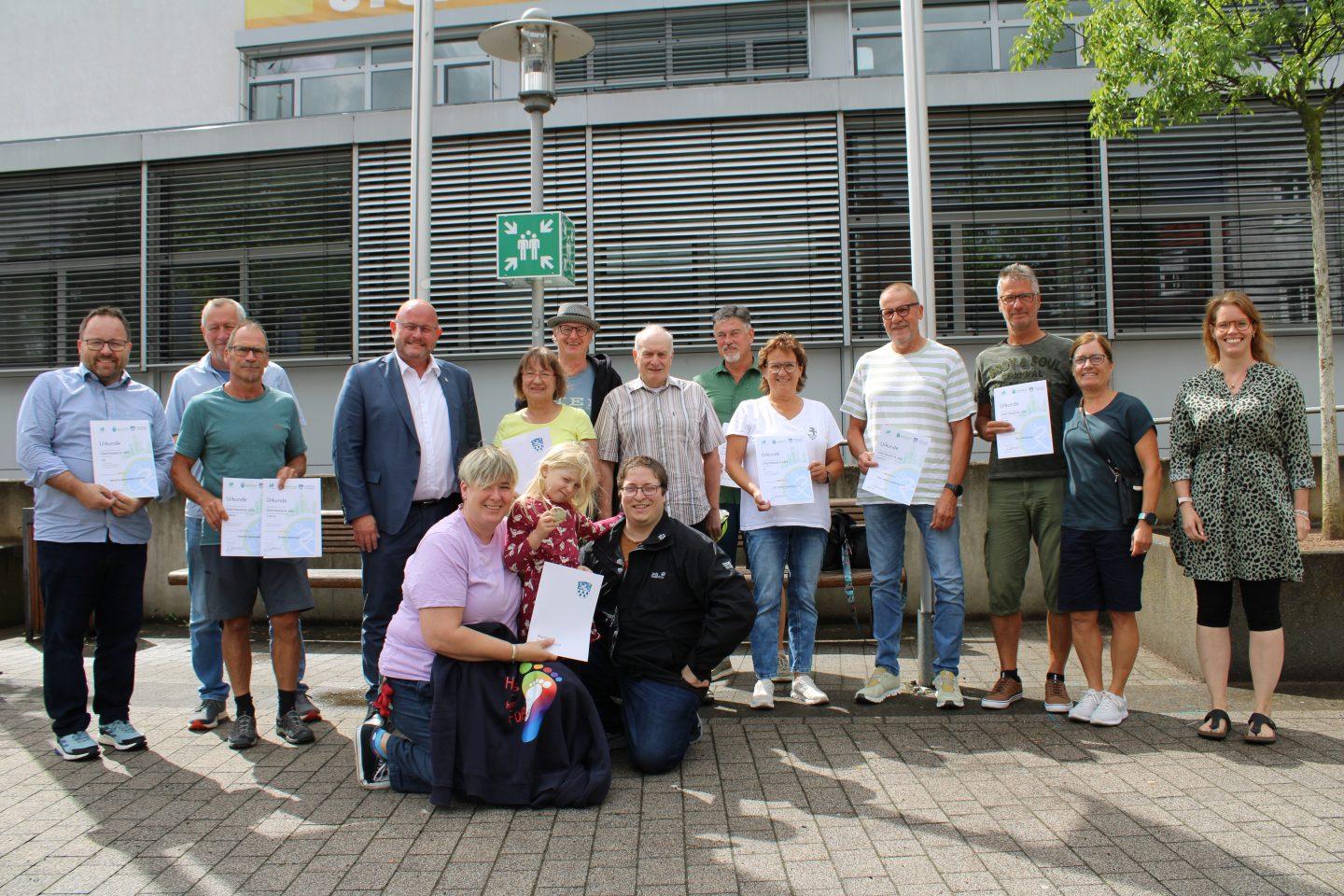 Die Riedstädter Gewinner des Stadtradelns mit Bürgermeister Marcus Kretschmann (4.v.li.) und Koordinatorin Sandra Seum (rechts). Foto: Stadt Riedstadt