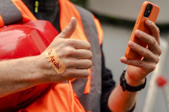 Klebt so manches „Azubi-Trostpflaster“: „Dr. Azubi“ gibt wichtige Tipps. Per „Online- Sprechstunde“ hilft die Website (www.dr-azubi.de) Auszubildenden, wenn sie Fragen und Probleme haben, so die IG BAU Rhein-Main.